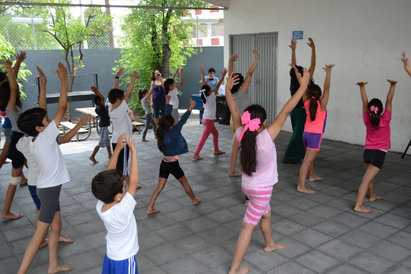 Niños practicando actividades físicas en Casa Naranjos