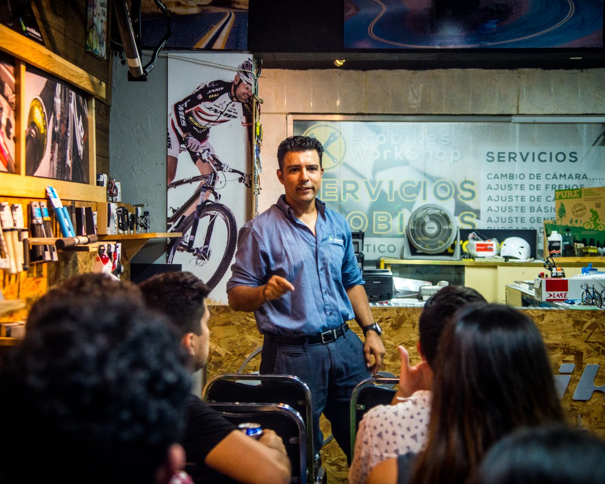 José Miguel Alegría explicando de qué trata Ecobikes como negocio, en una edición de 2016 del Godinner que organiza DistritoTec.