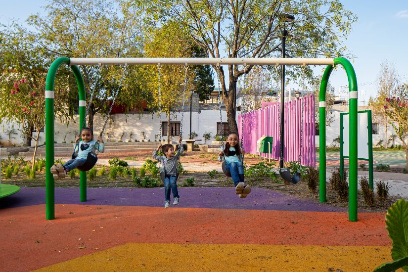 Niños jugando en los columpios del Parque Narvarte
