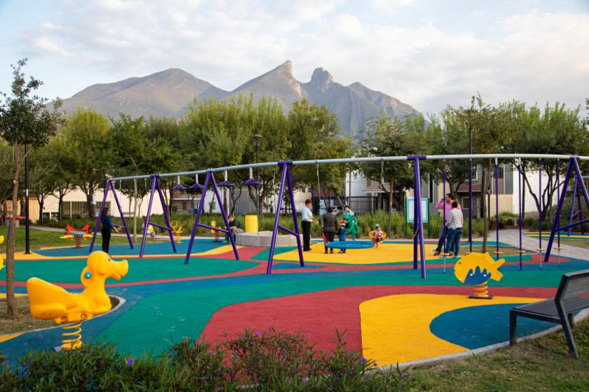 Juegos para niños en parque Valle Primavera