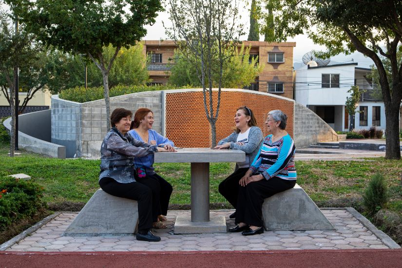Mujeres mayores en parque Valle Primavera