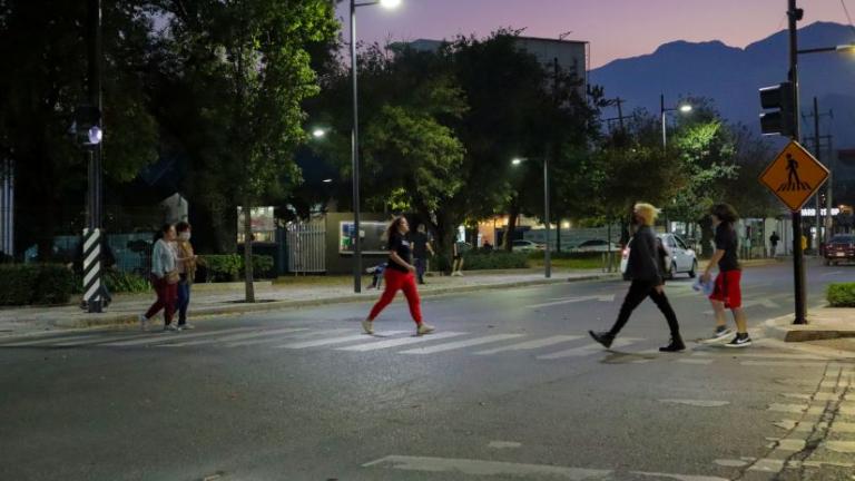 Personas caminando en un cruce en la calle Luiz Elizondo