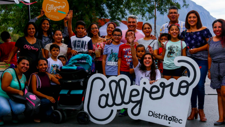 Comunidad disfrutando y conviviendo en Callejero