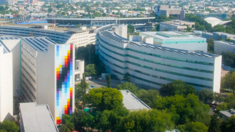 Arte colorido en edificios del Tec